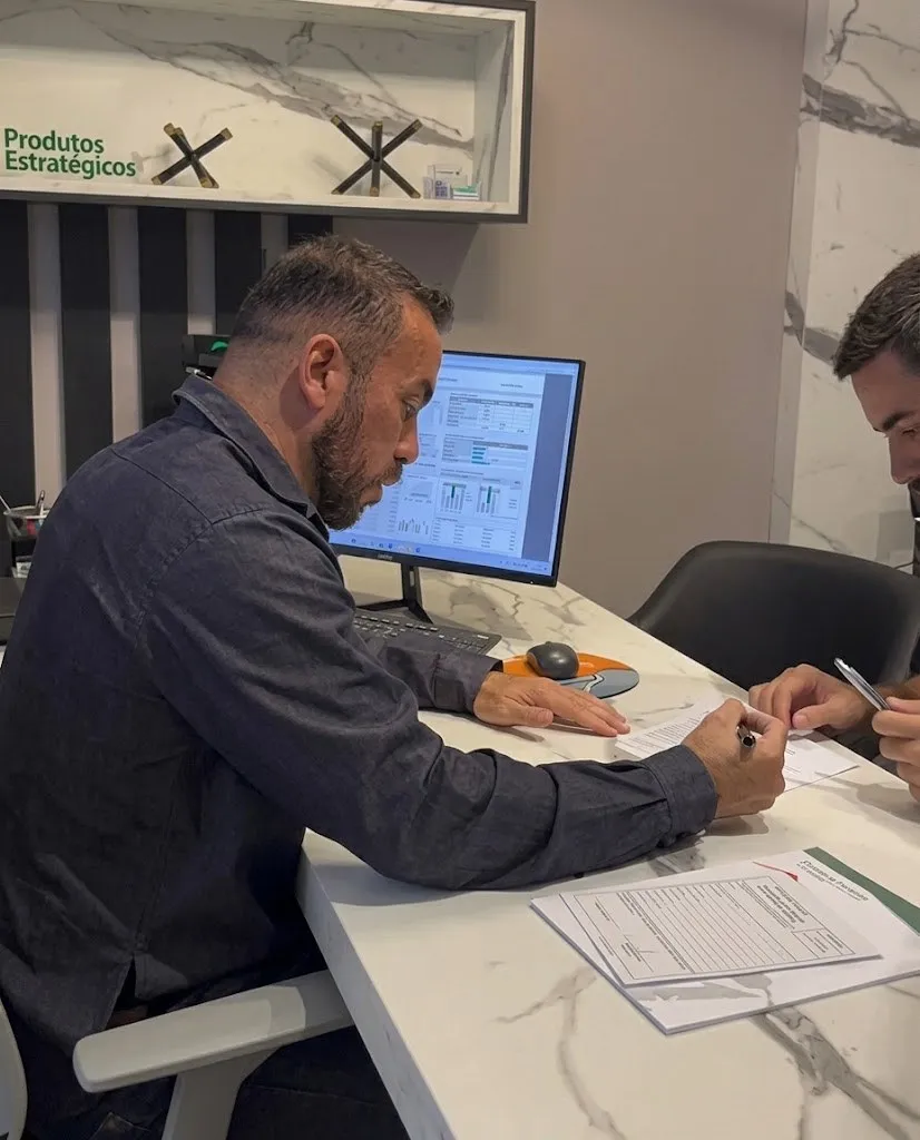 Dr. Jorge preenchendo a ficha de um paciente durante a consulta