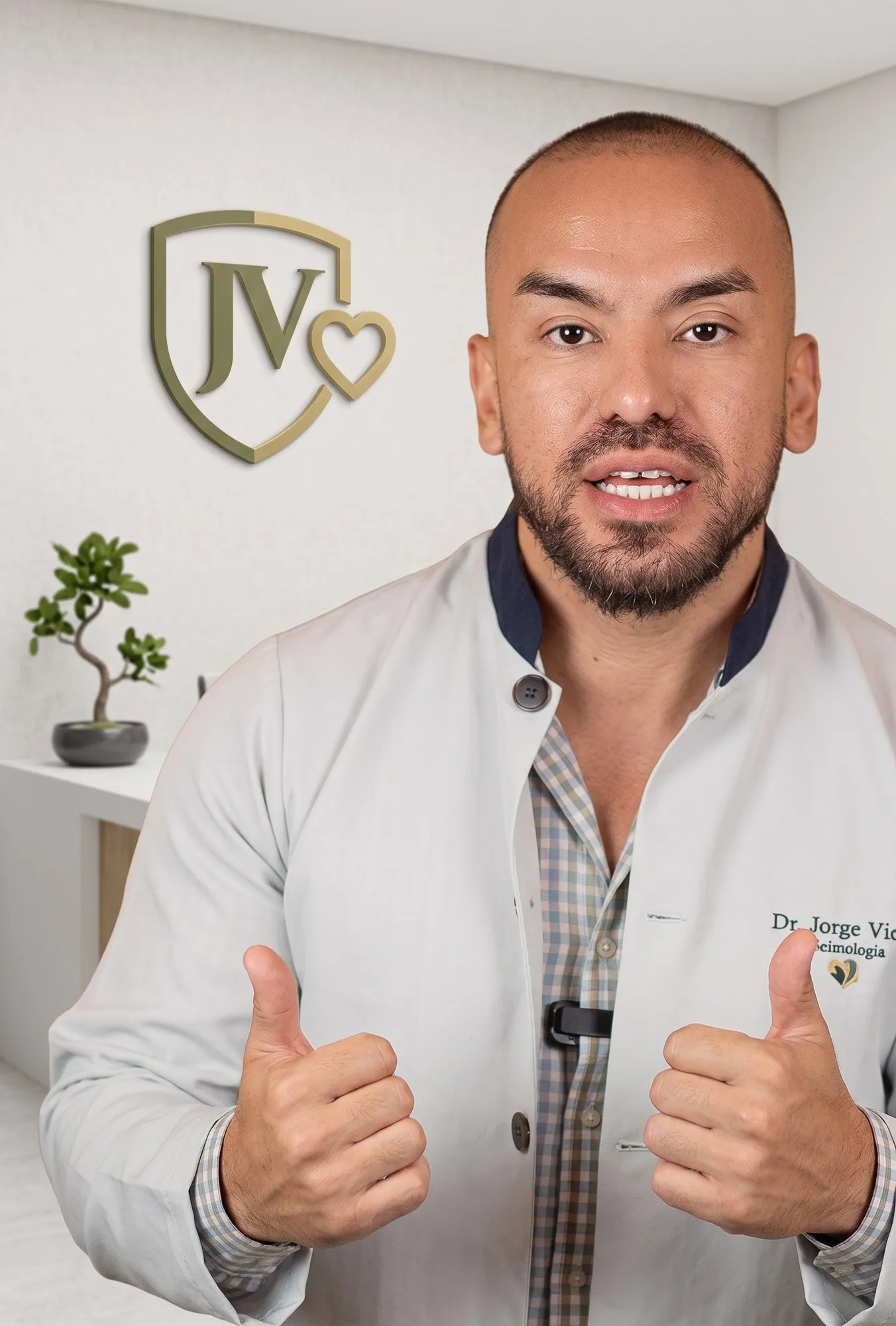 Dr. Jorge de jaleco, sorrindo e fazendo sinal de positivo com as duas mãos