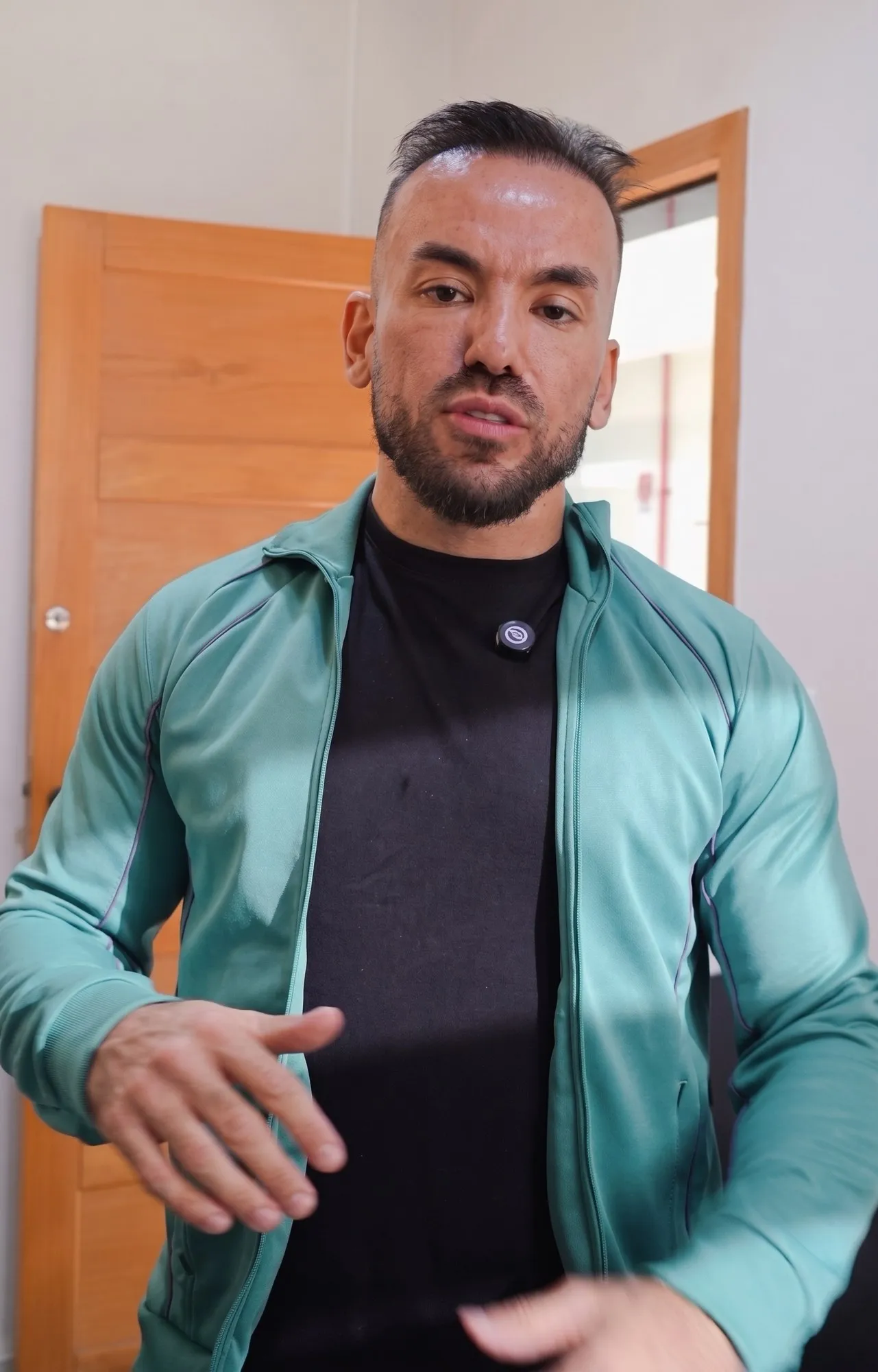 Dr. Jorge de jaqueta esportiva verde, explicando um protocolo